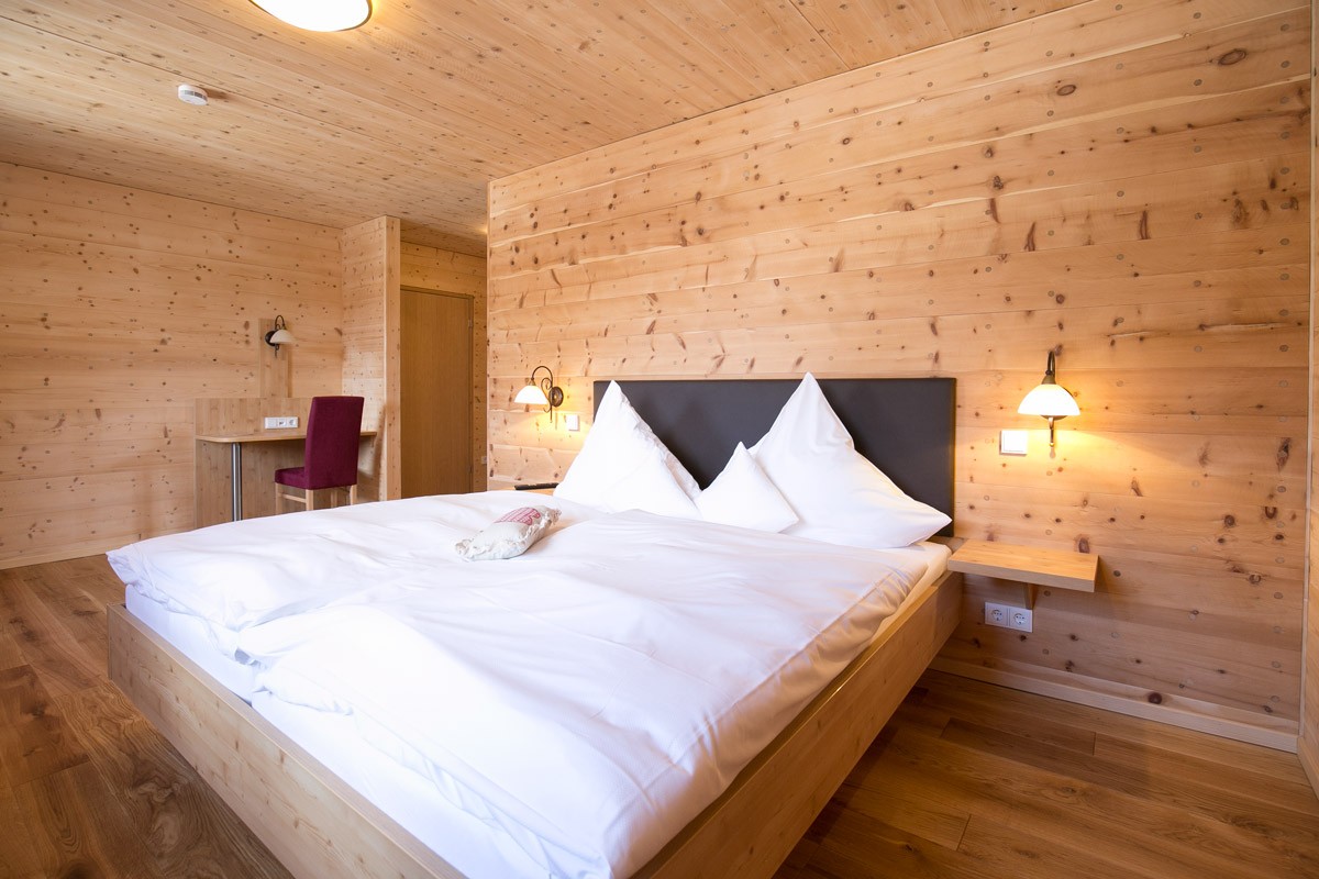 Hotel-Post-Wolfegg-Holz100-Zimmer01 - Kopie